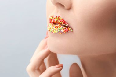 Yaratıcı makyajlı kadın