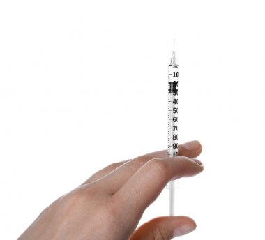 Kadın holding şırınga beyaz arka plan üzerinde