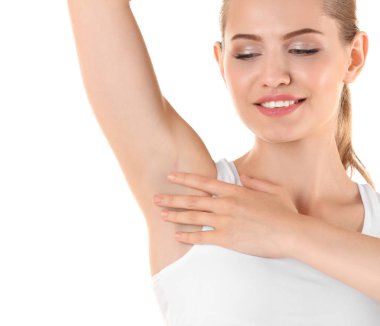  deodorant kullanan genç kadın 