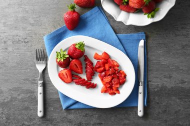 Plaka lezzetli dilimlenmiş çilek ile