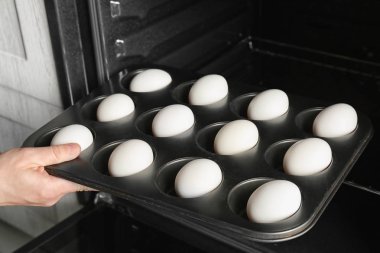 Çörek teneke fırına koyarak kadın