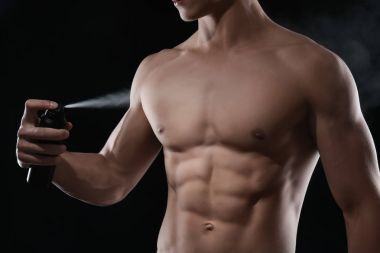 Yakışıklı delikanlı ile deodorant koyu arka plan