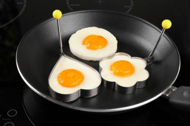 kalıpları içinde yumurta kadar tarafı