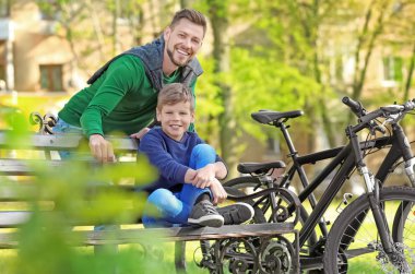 Baba ve oğul bisiklet ile  