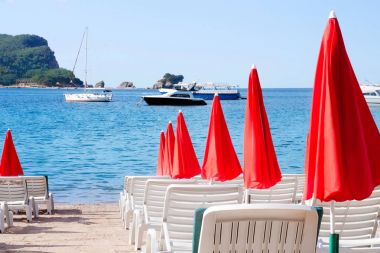 Boş şezlong şemsiye ile