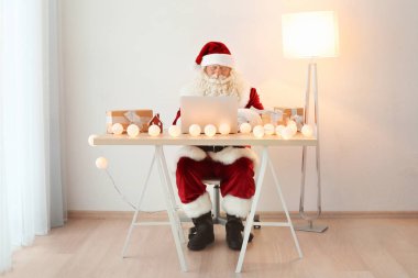 Noel Baba dizüstü kullanarak 