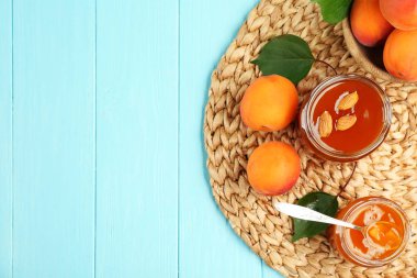 Kayısı reçeli kavanozlara kaşık ile 