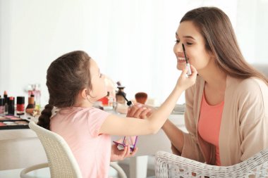 Küçük kız annesi evde yapma