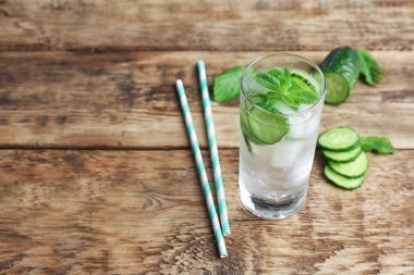 serinletici su nane ve salatalık ile