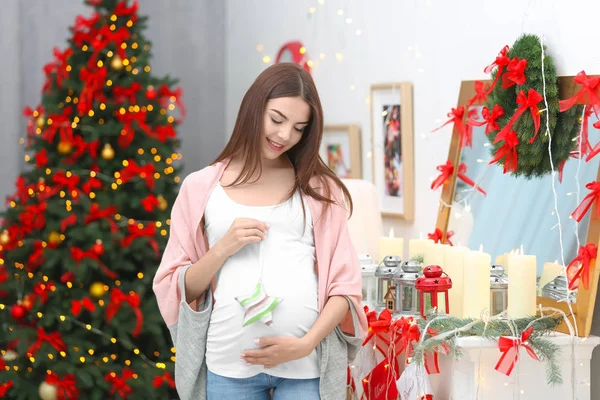 Wanita hamil dengan dekorasi Natal — Stok Foto