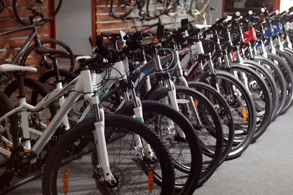 Ряд новых велосипедов — стоковое фото