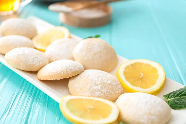 Тарілка з домашнім лимонним печивом — стокове фото