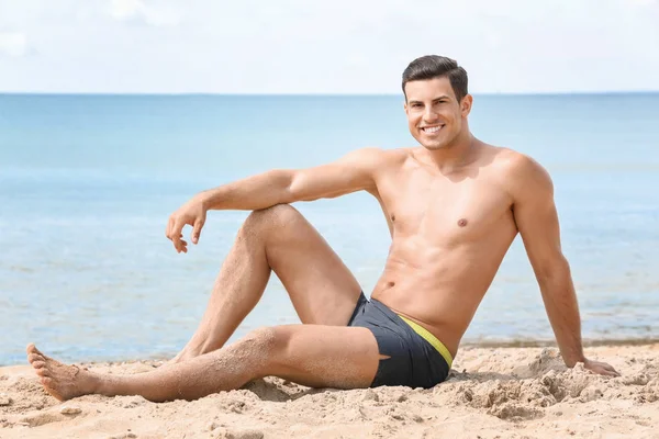 Yakışıklı genç deniz plaj