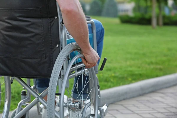 Tekerlekli sandalyedeki adam dışarıda — Stok fotoğraf
