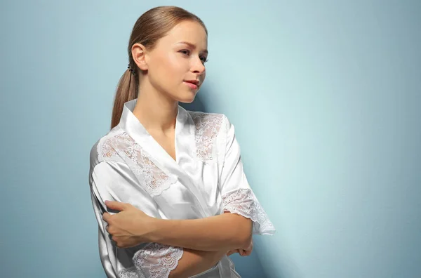 Vrouw na regenbui in zijden badjas — Stockfoto