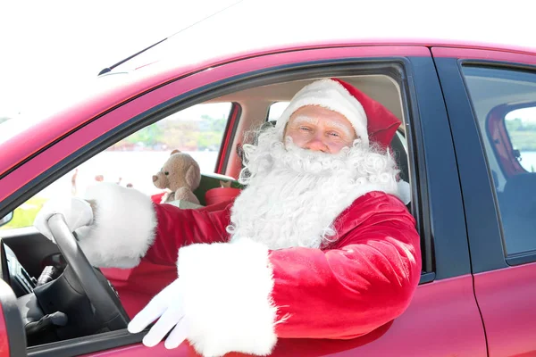 Noel Baba kırmızı araba
