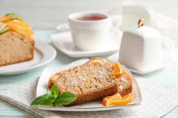Plate with delicious sliced citrus cake — Stock Photo, Image