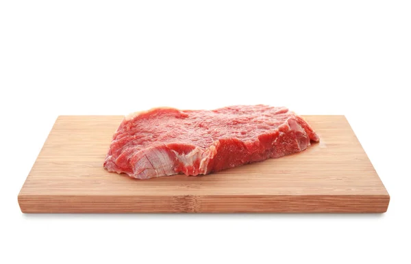 Деревянная доска со свежим мясом — стоковое фото