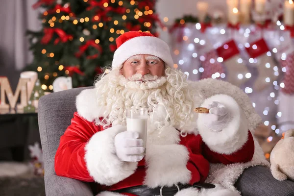 Kerstman met cookie en melk — Stockfoto