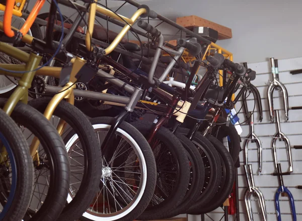 Стенд с новыми велосипедами в магазине — стоковое фото