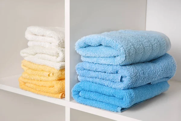 Pilhas de toalhas frescas limpas — Fotografia de Stock