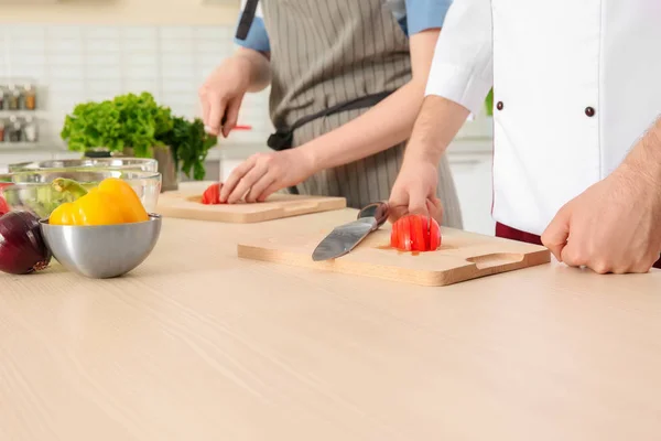 Yemek dersleri veren aşçı — Stok fotoğraf