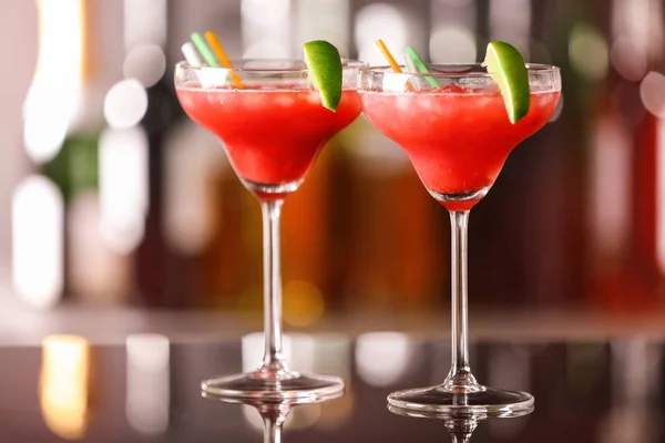 Bicchieri di delizioso cocktail di fragole — Foto Stock