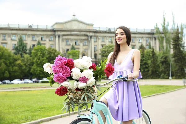 Giovane ragazza sorridente con bicicletta — Foto Stock