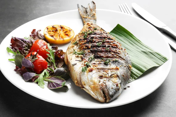 Lezzetli kızarmış balık ile plaka 