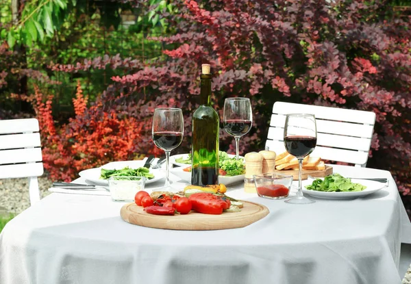 Şarap ve sebze ile festival tablo 