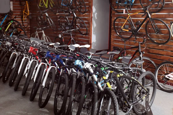 Bicicletas diferentes na loja — Fotografia de Stock