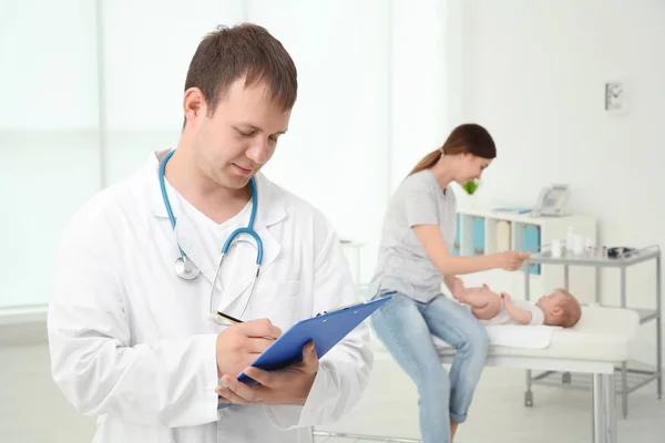 Retrato de médico de familia y madre feliz con bebé sano en el hospital —  Fotos de Stock