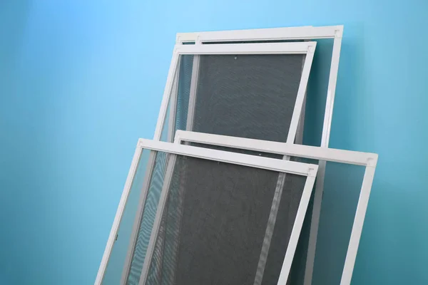 Экраны окон с комарами — стоковое фото