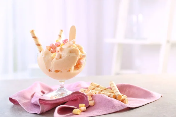 Delicioso helado de yogur en un tazón — Foto de Stock