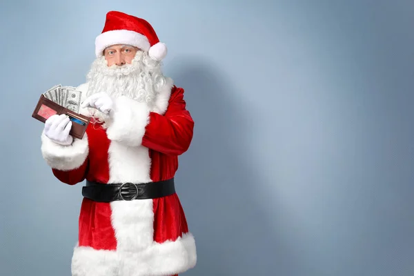 Papai Noel segurando bolsa com dinheiro — Fotografia de Stock