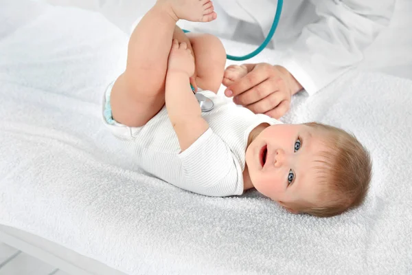 Médico examinando bebê bonito com estetoscópio no hospital — Fotografia de Stock