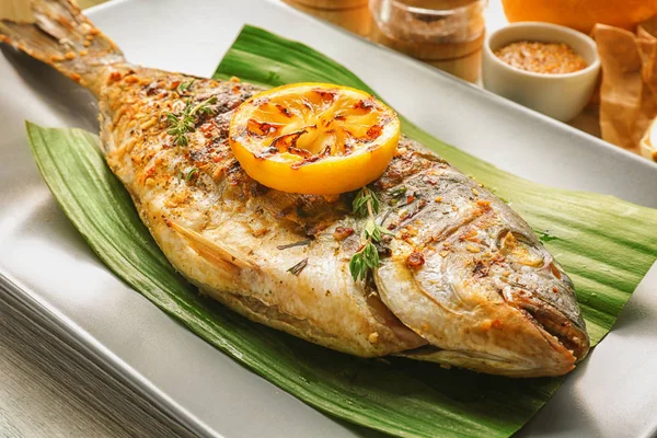 Lezzetli kızarmış balık ile plaka
