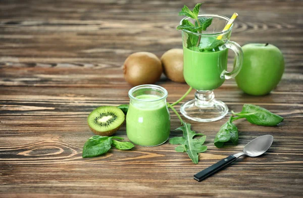 Vaso y frasco de jugo verde saludable — Foto de Stock