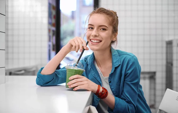 Jonge hipster vrouw drinken smoothie binnenshuis — Stockfoto