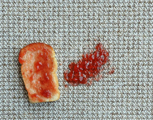 Halıda reçelli sandviç