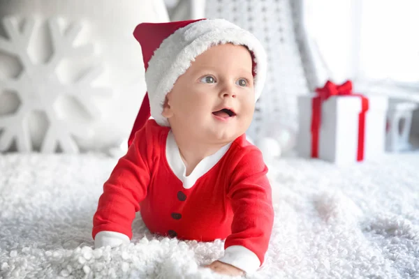 Lindo bebé en sombrero de Santa en tela suave — Foto de Stock