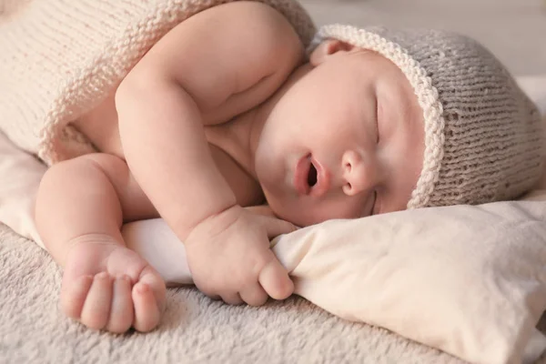 Lindo bebé durmiendo en la cama en casa —  Fotos de Stock
