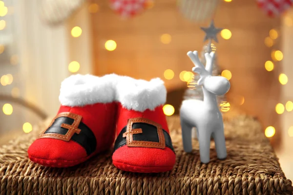 Weihnachten Baby Booties mit dekorativem Hirsch — Stockfoto