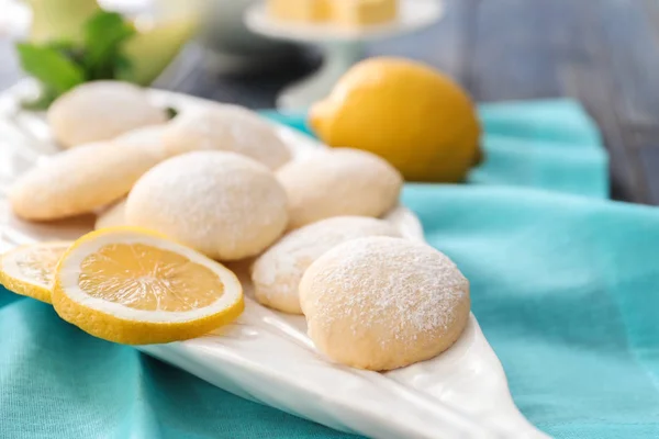 Plaat met zelfgemaakte lemon cookies — Stockfoto