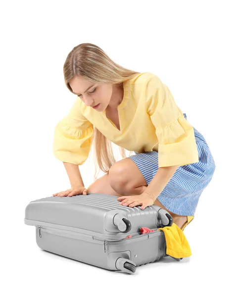 Mujer tratando de empacar su equipaje — Foto de Stock