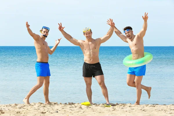 Yakışıklı genç adam deniz plaj