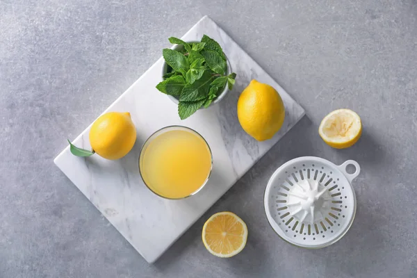 Složení s citrony a sklenici šťávy — Stock fotografie