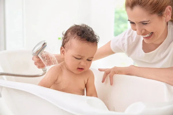 Madre bañando bebé —  Fotos de Stock