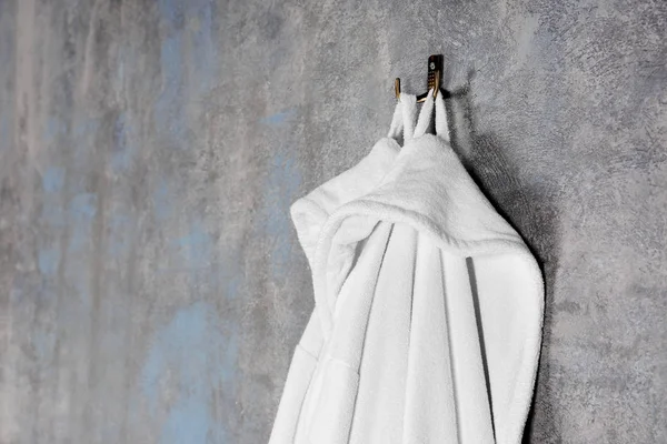 Duvarda asılı bornoz