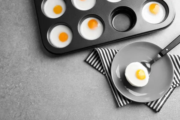 Plattan med bakat ägg och muffin tenn — Stockfoto